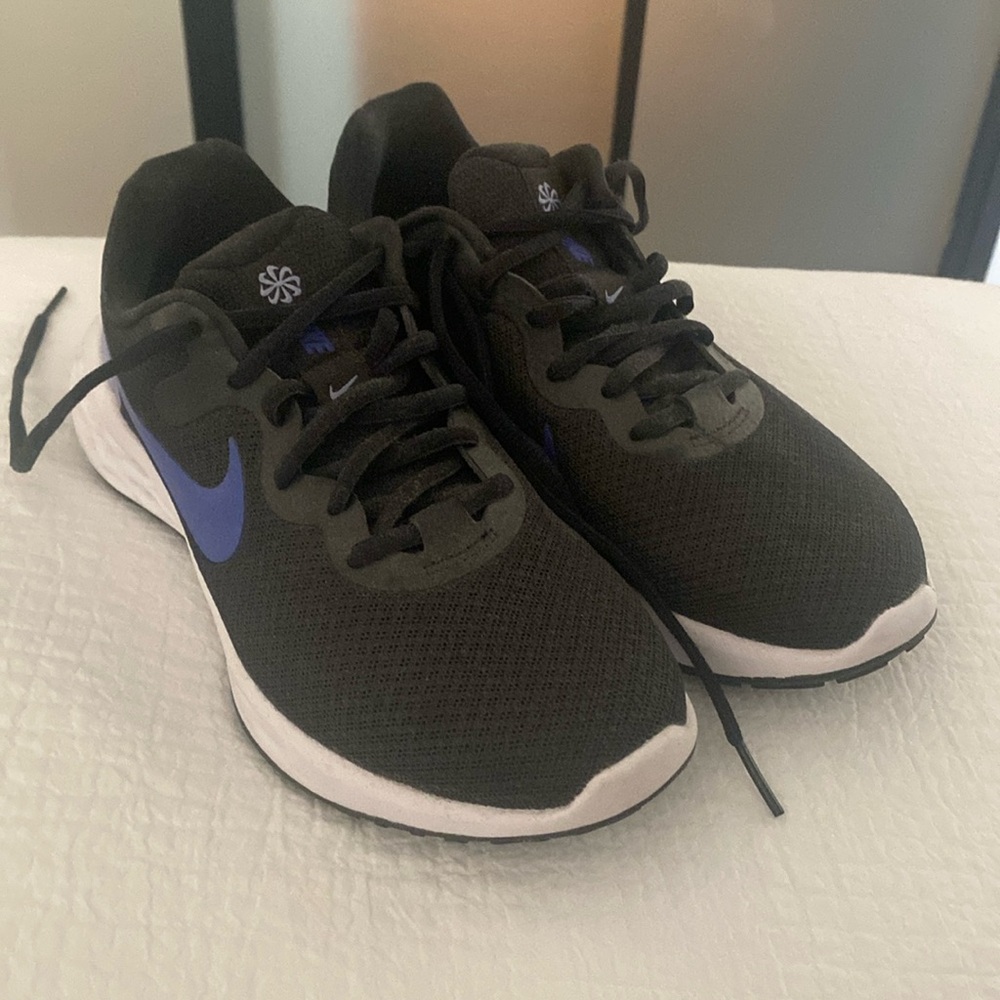 NEW NIKE REVOLUTION 5 SNEAKERS